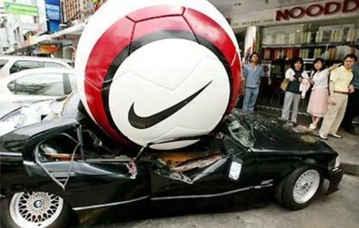 Fodbold knuser bil